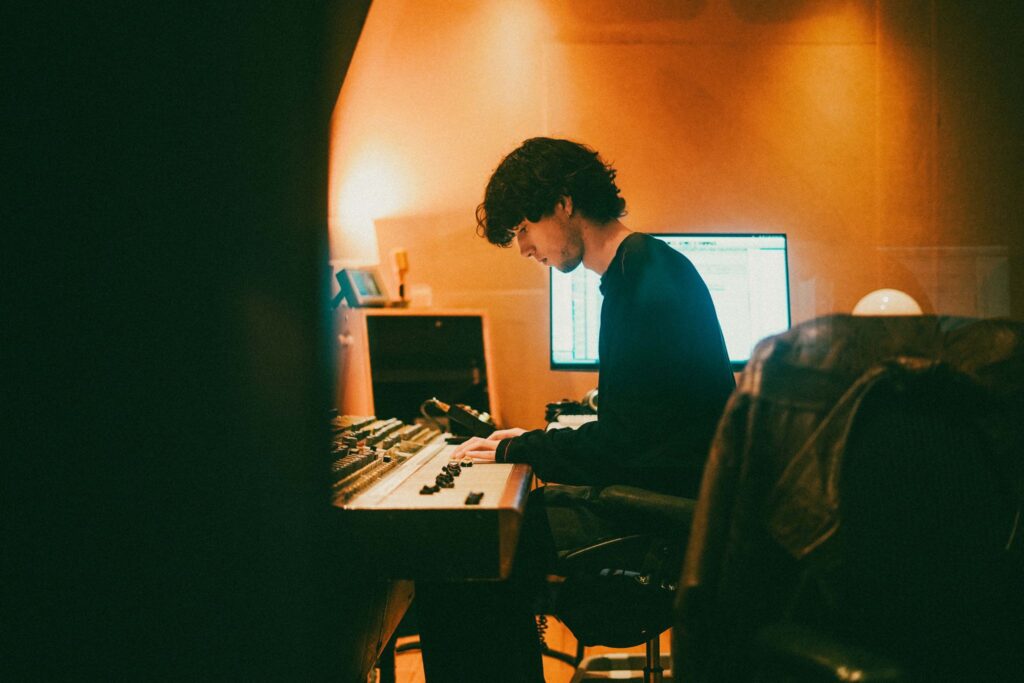 Video Premiere: Curtisy & owin Announce ‘GET A LIFE’ Album With New ...